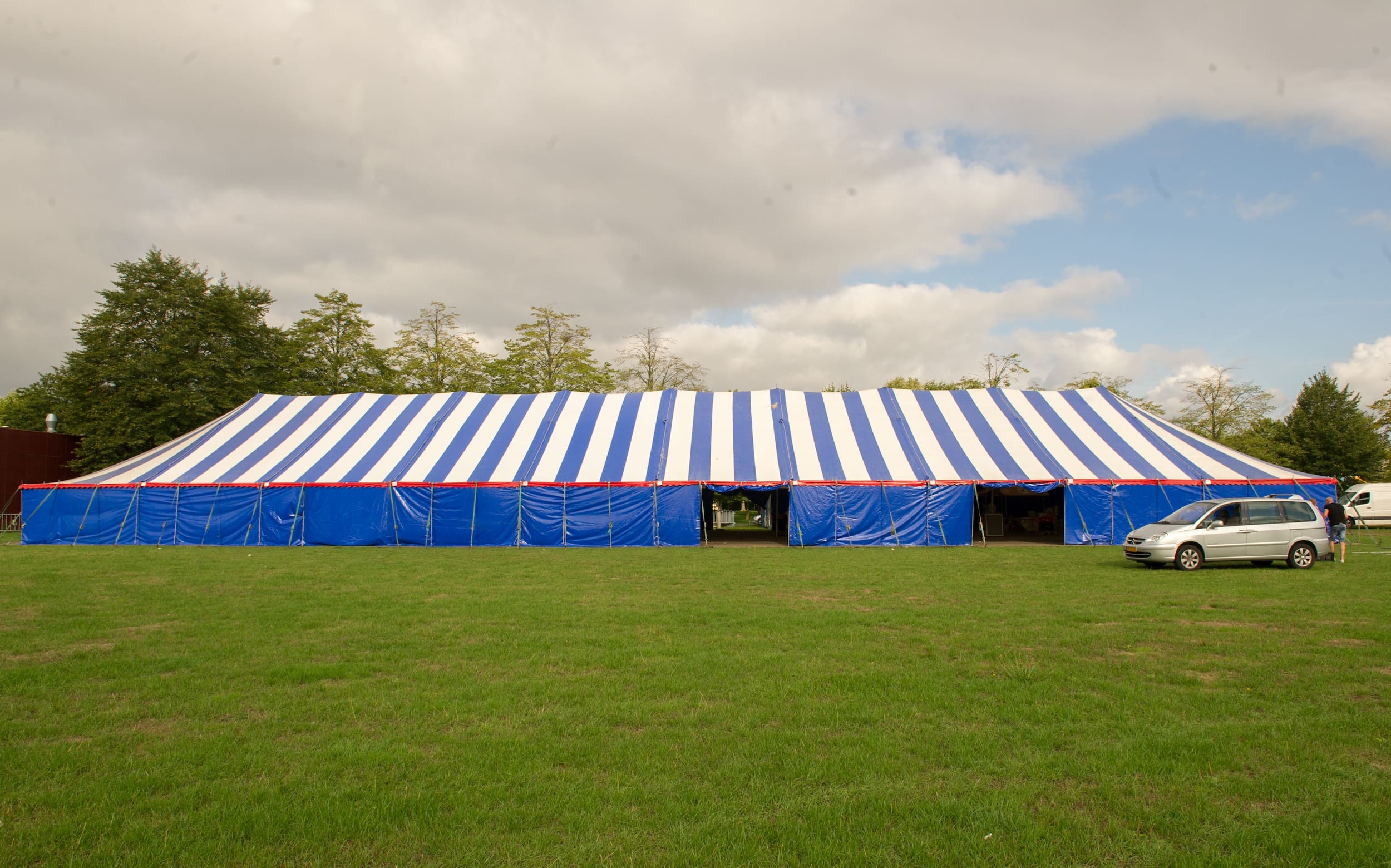 Spantent op terrein voor feest