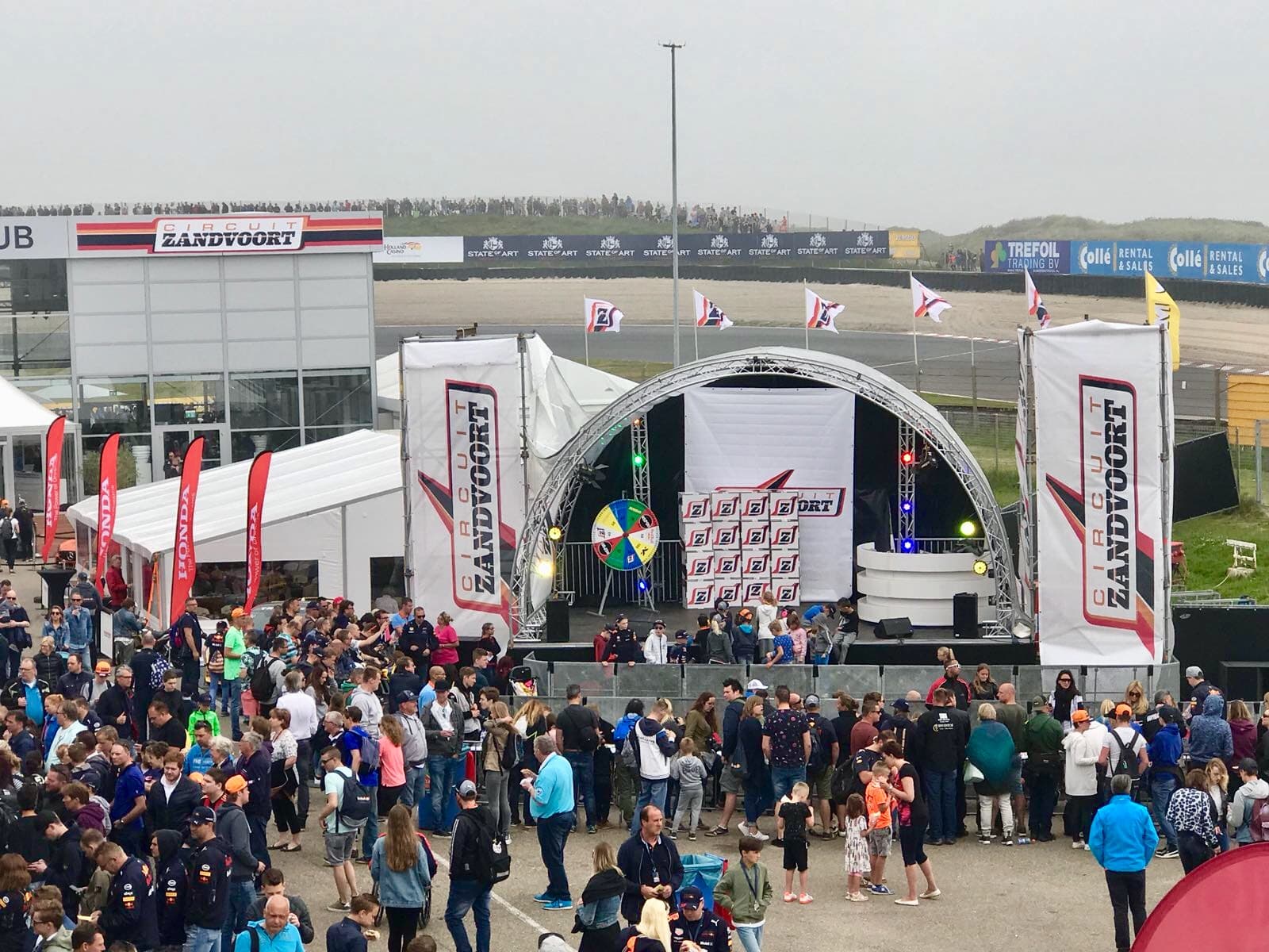 Podium gerealiseerd op circuit Zandvoort dankzij Tentverhuurmakelaar 