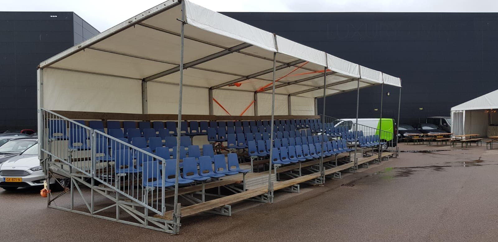 Tribune overdekt gehuurd op event gerealiseerd dankzij Tentverhuurmakelaar